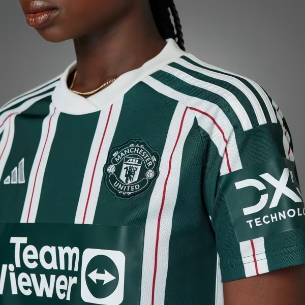 Le maillot ext&eacute;rieur de Manchester United 2023/24, montrant comment le logo Adidas, le blason et le sponsor sont dans la m&ecirc;me palette de couleurs pour donner un r&eacute;sultat harmonieux et int&eacute;gr&eacute;.